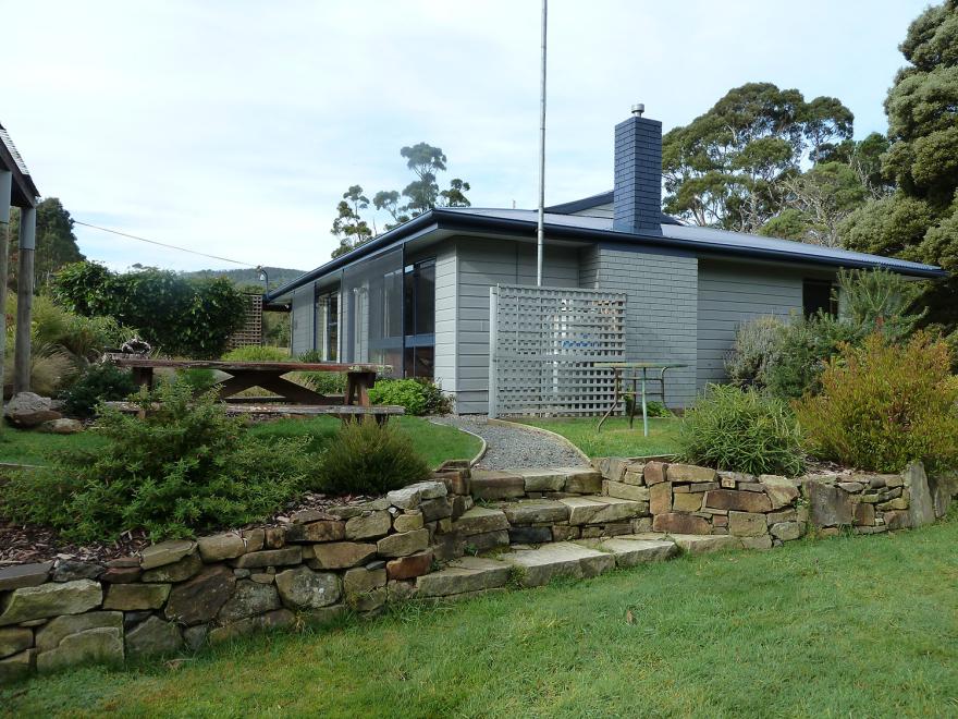 The exterior of Inala Cottage on Bruny Island