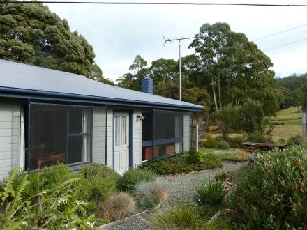 The exterior of Inala Cottage on Bruny Island